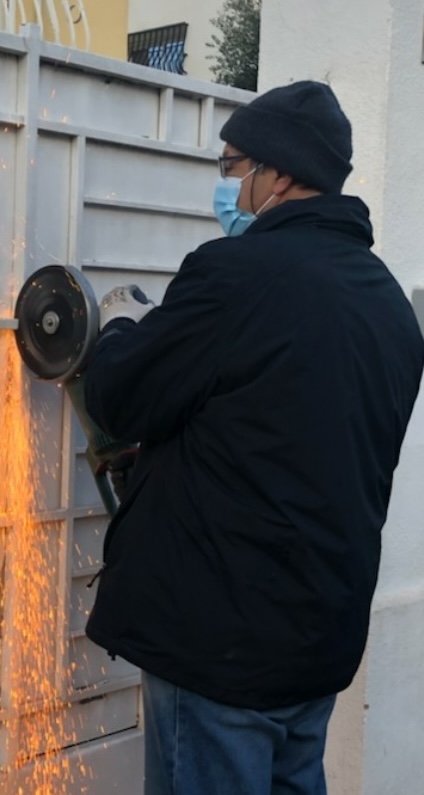 Jean-Claude Cardi, artisan spécialisé en fermetures, travaillant avec précision sur l'installation de volets roulants et portails