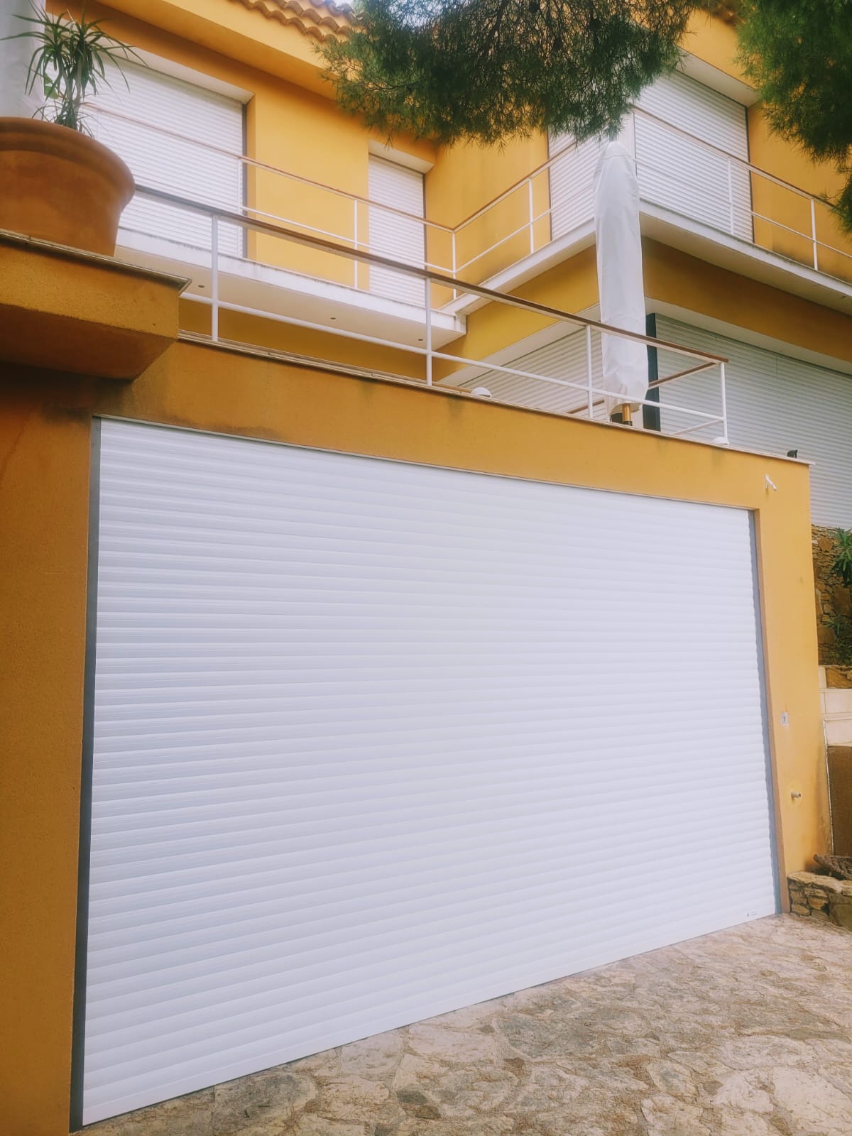 Volets roulants gris installés sur une façade par Ets Cardi